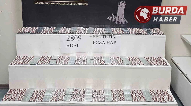 16 yaşındaki şüpheli 2 bin 809 adet uyuşturucu hapla yakalandı.