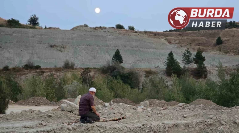 Yangında evini terk ederek karşı tepede namazını kıldı.