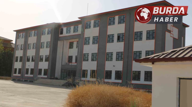 Diyarbakır'da belediyenin ruhsat vermediği okul, 2 yıldır açılamıyor.