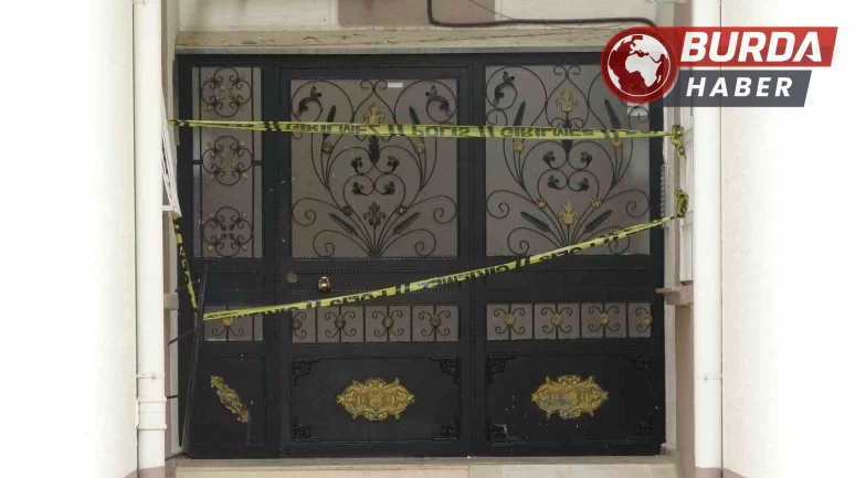 Adana’da 3 katlı apartmanın merdivenleri çöktü.