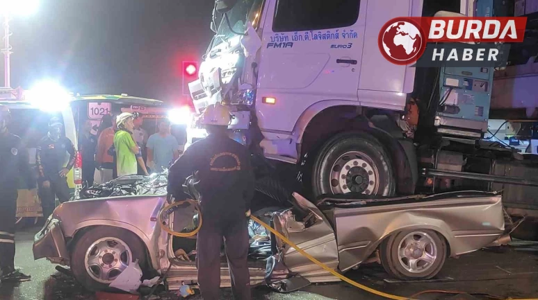 Tayland’da tır kırmızı ışıkta bekleyen araçları biçti: 1 ölü