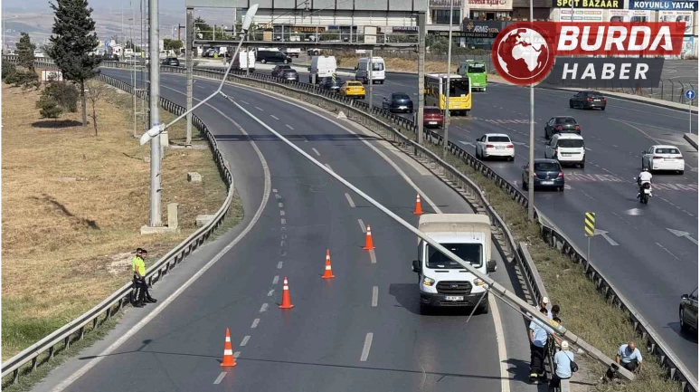 Büyükçekmece’de şiddetli rüzgardan aydınlatma direği yan yattı.