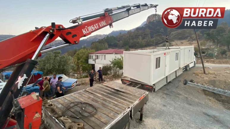 Orman yangınında evleri yananlar için konteynerler yerleştiriliyor.