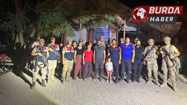 Tunceli'de ayılar nedeniyle mahsur kalan 6 kişilik aile kurtarıldı.