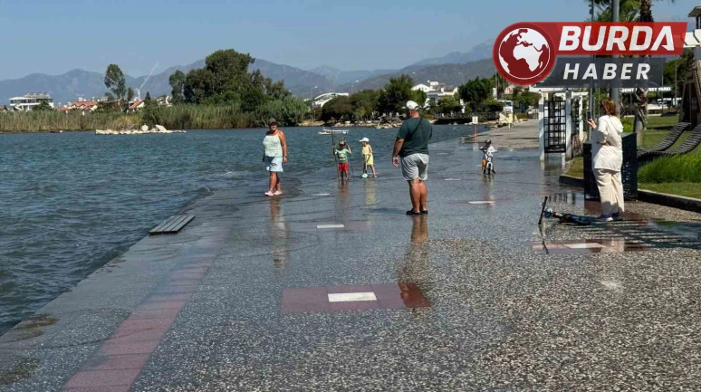 Fethiye'de gelgit olayı nedeniyle deniz suyu yükseldi.