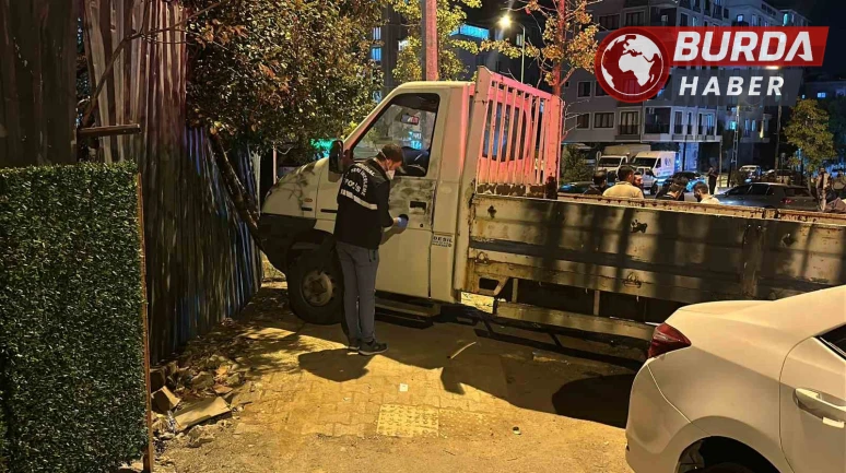 Sultanbeyli’de seyir halindeki araca silahlı saldırı düzenlendi.