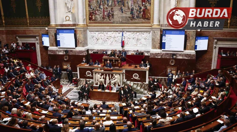 Fransa’da güvenoyu alamayan Başbakan François Bayrou hükümeti düştü.