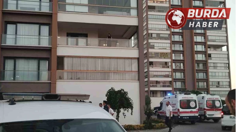 Boşanma aşamasındaki eşini çocuklarının gözü önünde öldürdü.