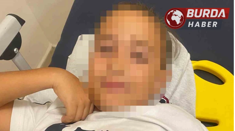 Okul bahçesinde bayrak direği öğrencilerin üzerine devrildi.