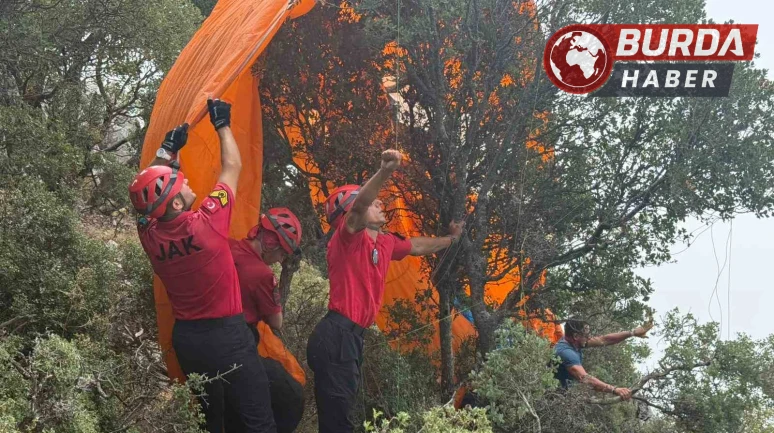 Fethiye’de ormanlık alana düşen paraşütçüleri JAK kurtardı