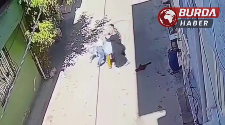 Bursa’da 3 kadın, kucağında çocuğu olan anneyi tekme tokat dövdü.