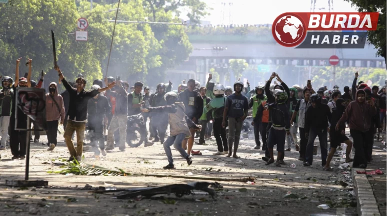 Endonezya’da hükümet karşıtı protestolar şiddet olaylarına dönüştü.