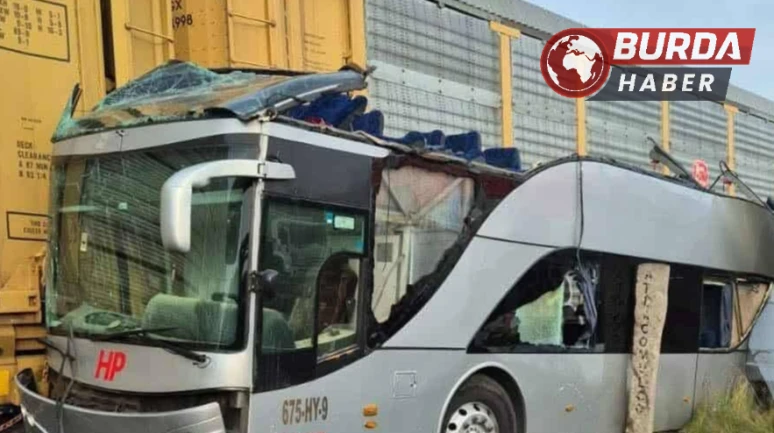 Meksika’da tren yolcu otobüsüne çarptı:  8 kişi öldü
