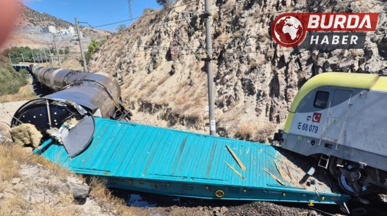 Malatya’da iki yük treni kafa kafaya çarpıştı: 1 kişi yaralandı