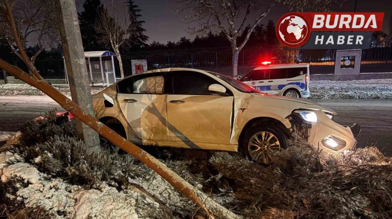 Kayseri'de Alkollü Sürücü Kaza Yaptı: Önce Ağaca Sonra Direğe Çarptı