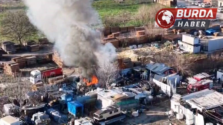 İnegöl'de Geri Dönüşüm Tesisinde Çıkan Yangın Havadan Görüntülendi