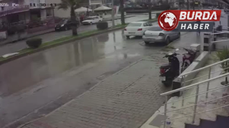 Otomobil Park Halindeki Araçlara Çarptı: 1'i Ağır 6 Yaralı