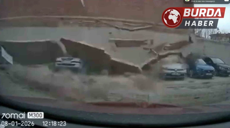 Eskişehir'de Fırtınanın Etkisiyle Binanın Duvarı Otoparka Devrildi