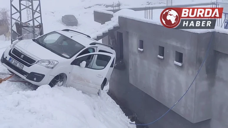 Siirt'te Buzlu Yolda Kayan Araç Evin Duvarında Asıldı