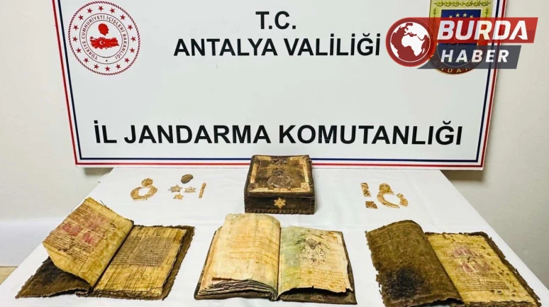Antalya'da Durdurulan Araçtan 3 Tarihi Kitap ve 18 Tarihi Eser Çıktı