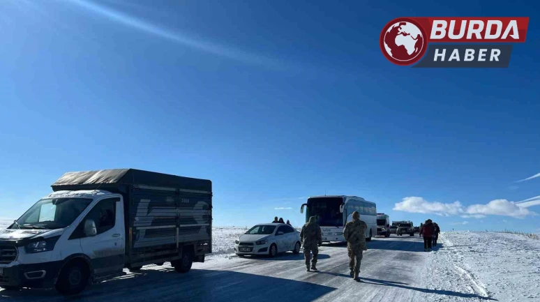 Kars-Ardahan Karayolunda Yoğun Buzlanma Sebebiyle Araçlar Mahsur Kaldı