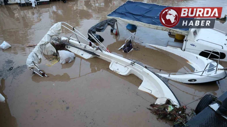 Kuşadası'nda Sağanak Yağış Tekneleri Batırdı