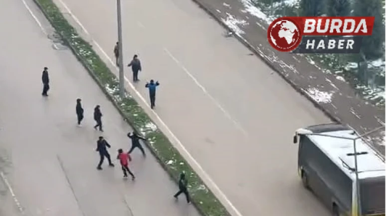 İnegöl'de Çocuklar Otobüslere Kar Topu Attı, Şoför Sopayla Kovaladı