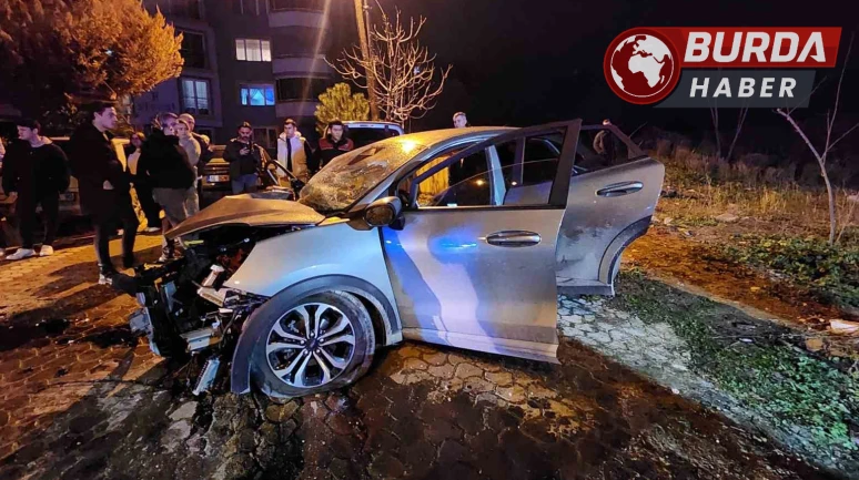 Bursa'da İki Otomobil Kafa Kafaya Çarpıştı, 3 Kişi Ağır Yaralandı