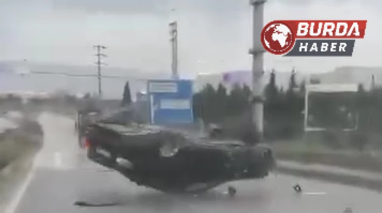 Kocaeli'de Yağışlı Havada Makas Atan Otomobil Takla Attı