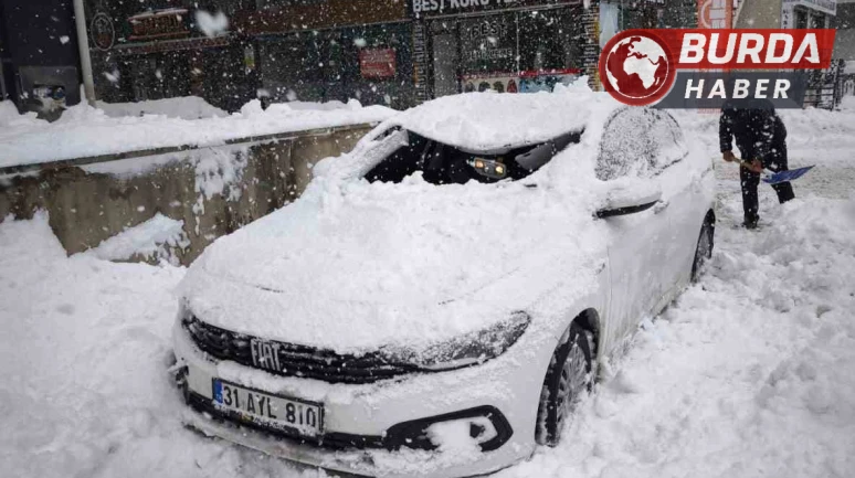 Diyarbakır'da Çatıdan Düşen Kar Kütlesi Otomobilin Üzerine Düştü