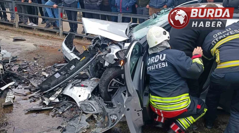 Ordu'da İki Otomobil Kafa Kafaya Çarpıştı 3'ü Ağır 5 Kişi Yaralandı