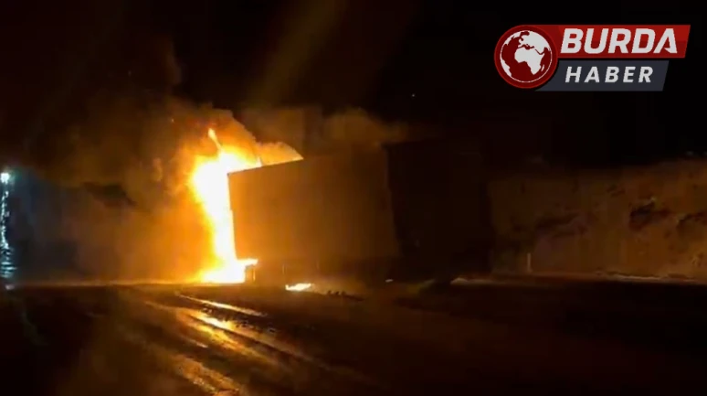 Seyir Halindeki Tır Alev Aldı, Sürücü Son Anda Kurtuldu