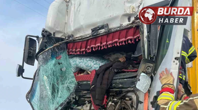 Diyarbakır'da İki Tır Çarpıştı: Sürücü Ağır Yaralandı