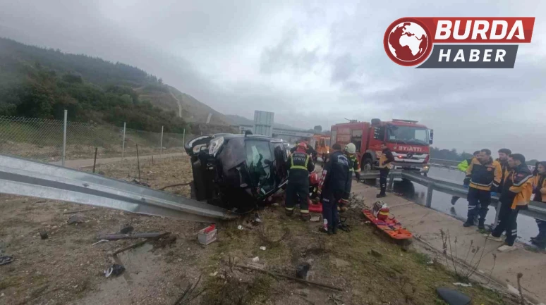 Kontrolden Çıkan Otomobilin Bariyere Çarptı, 2 Kişi Hayatını Kaybetti