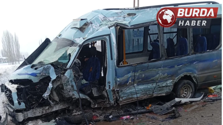 Hakkari'de Trafik Kazasında Belediye Otobüsü ile Minibüs Çarpıştı