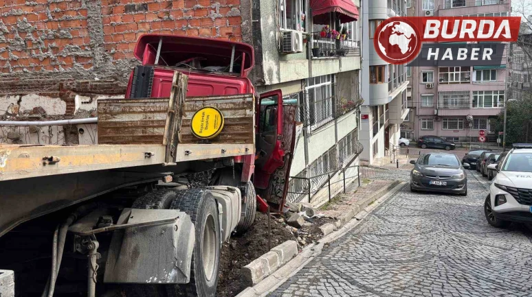 Beşiktaş'ta Park Halindeki Tır Yokuş Aşağı Kaydı, Binaya Çarptı