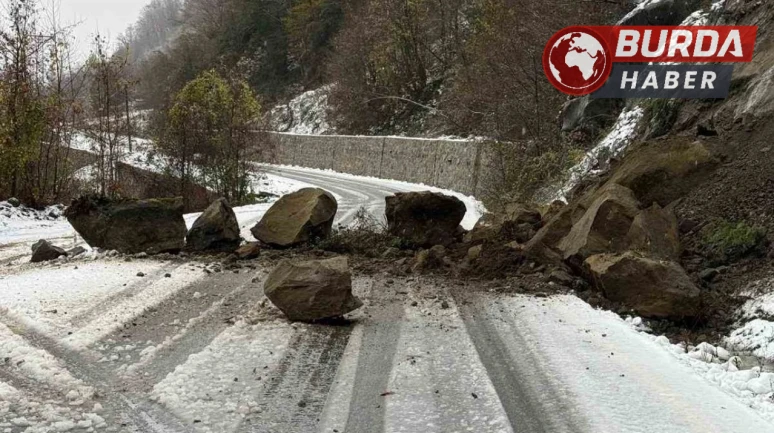 Sinop’ta  grup yolu heyelan nedeniyle ulaşıma kapandı