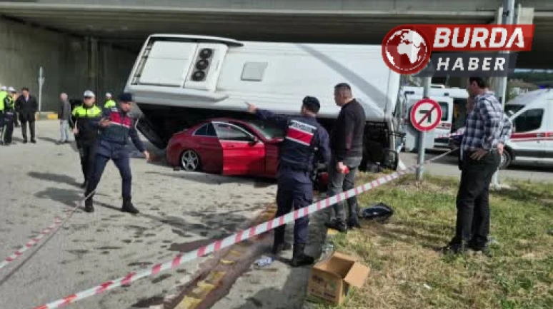 Bartın’da kaza: Öğrencileri taşıyan otobüs otomobilin üzerine devrildi