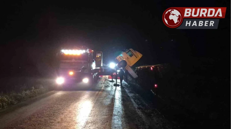 Devrilen tır Bilecik'te trafiği olumsuz etkiledi