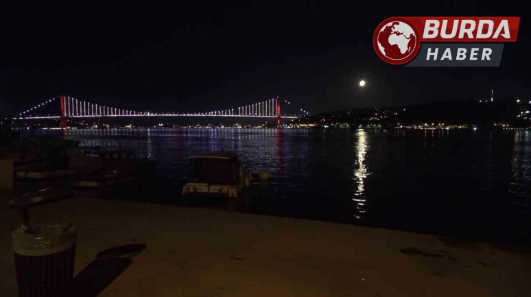 İstanbul Boğazı’nda yakamoz eşliğinde büyüleyici gece manzarası
