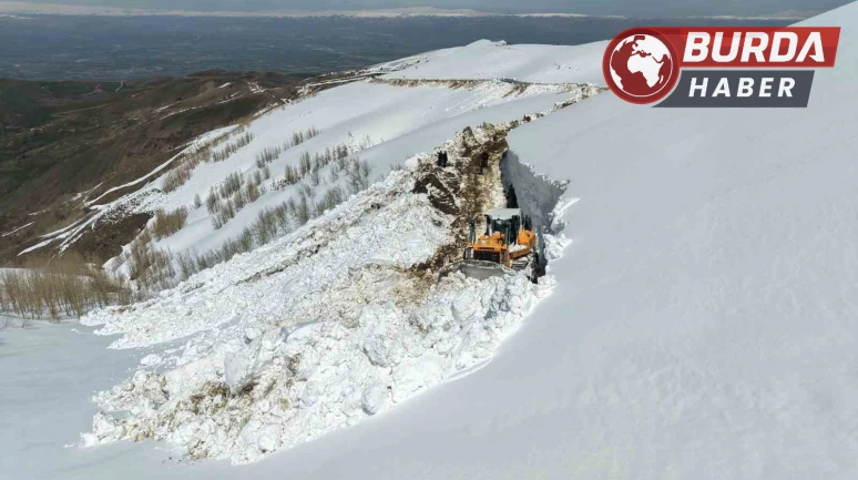 Muş’ta 5 metrelik karla zorlu mücadele devam ediyor