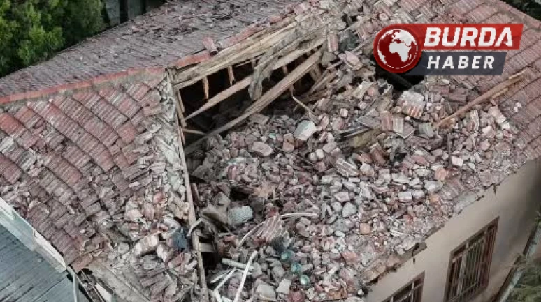 Eskişehir'de yıldırımın düştüğü minare yıkıldı