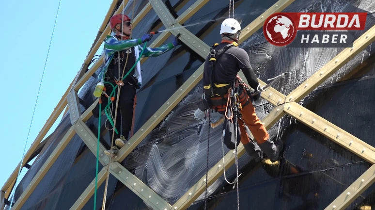Endüstriyel dağcılar dev çay bardağını temizledi