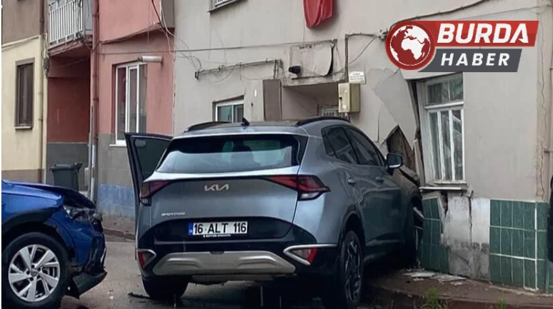 Bursa'da otomobil ile çarpışan cip eve girdi