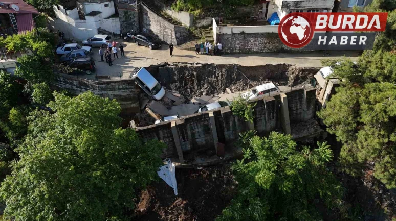 Hatay'da aşırı yağışla birlikte çöken yol 5 aracı yuttu