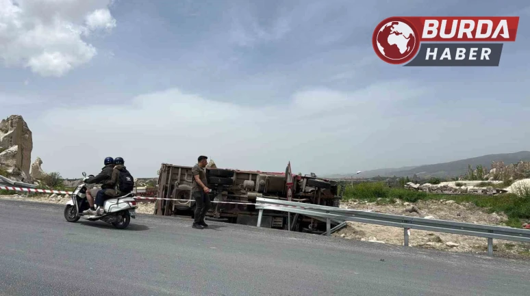 Kontrolden çıkan kamyon yol kenarına devrildi: 2 kişi yaralandı