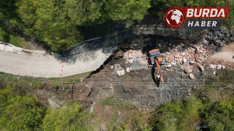 Mahalleye giden yollar yağış sebebiyle  çöktü