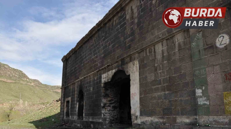 Kars’taki tarihi tabyalar hayvan barınağına dönüştü