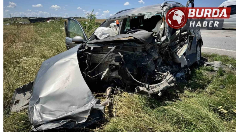 Trafik kazasında hurdaya dönen otomobilin sürücüsü hayatını kaybetti
