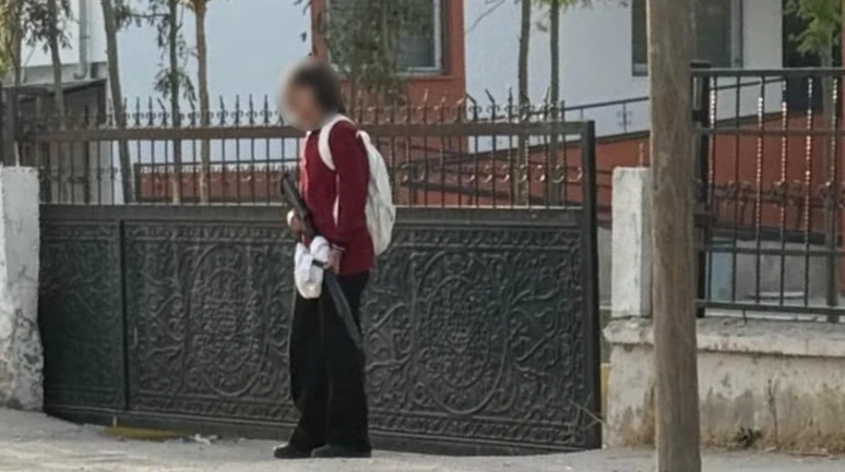 Silahla okula gelen öğrenci, kamera tarafından yakalandı ve görüntülendi.